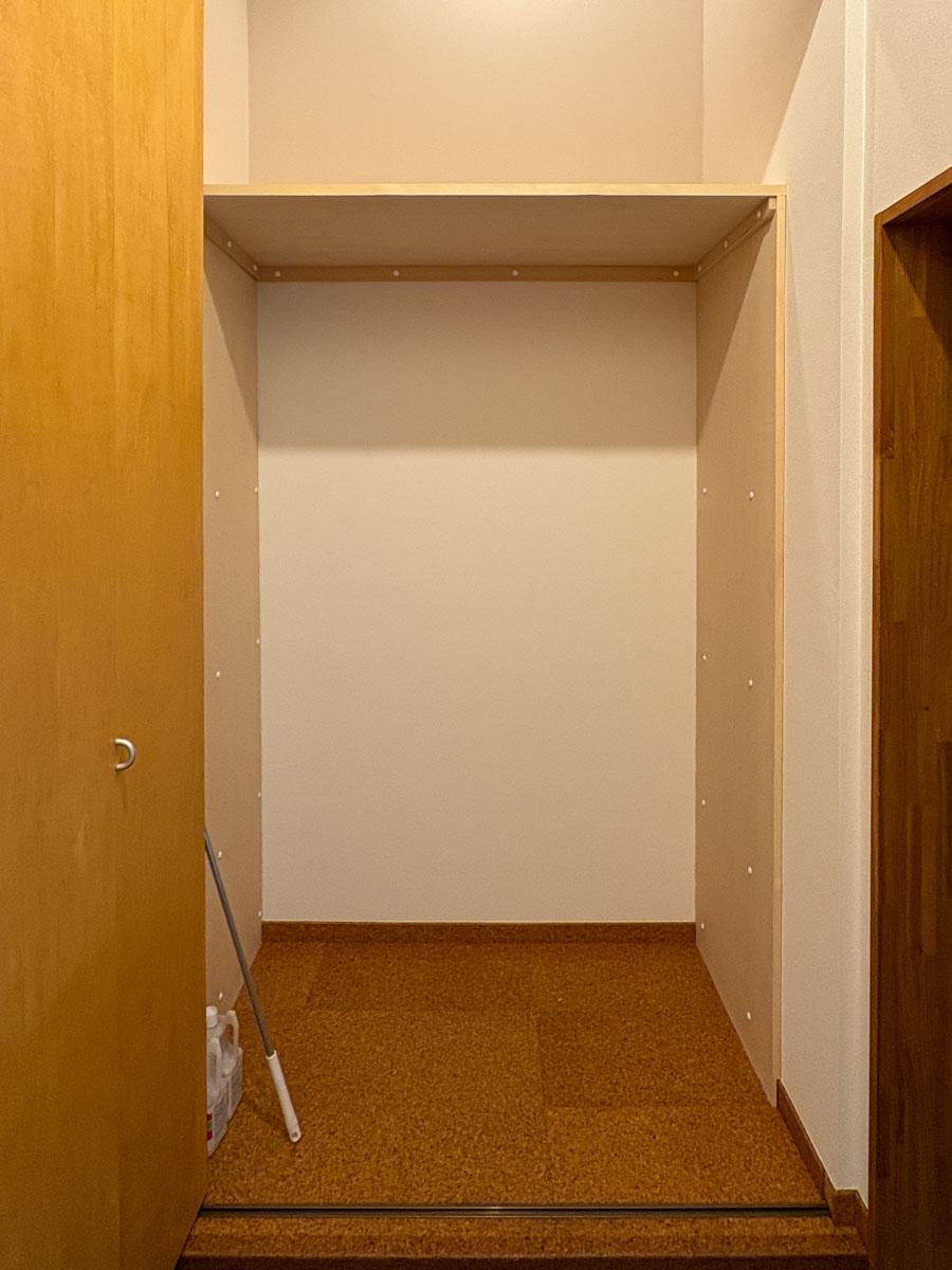 大田区仲池上 の賃貸物件/玄関靴棚のあたり　3.4mの高さがある天袋は写真に写りづらく、伝えきれないのが悔しい