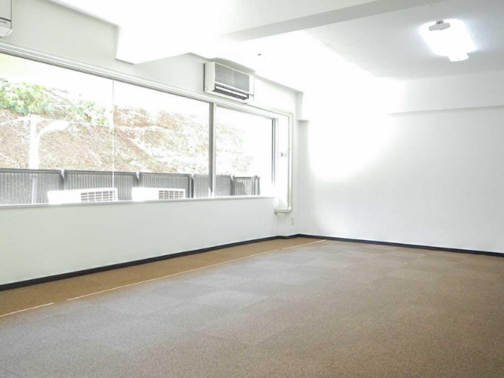 港区赤坂の賃貸物件/ごく一般的なオフィス仕様ですが、長方形の室内はレイアウトがしやすそう