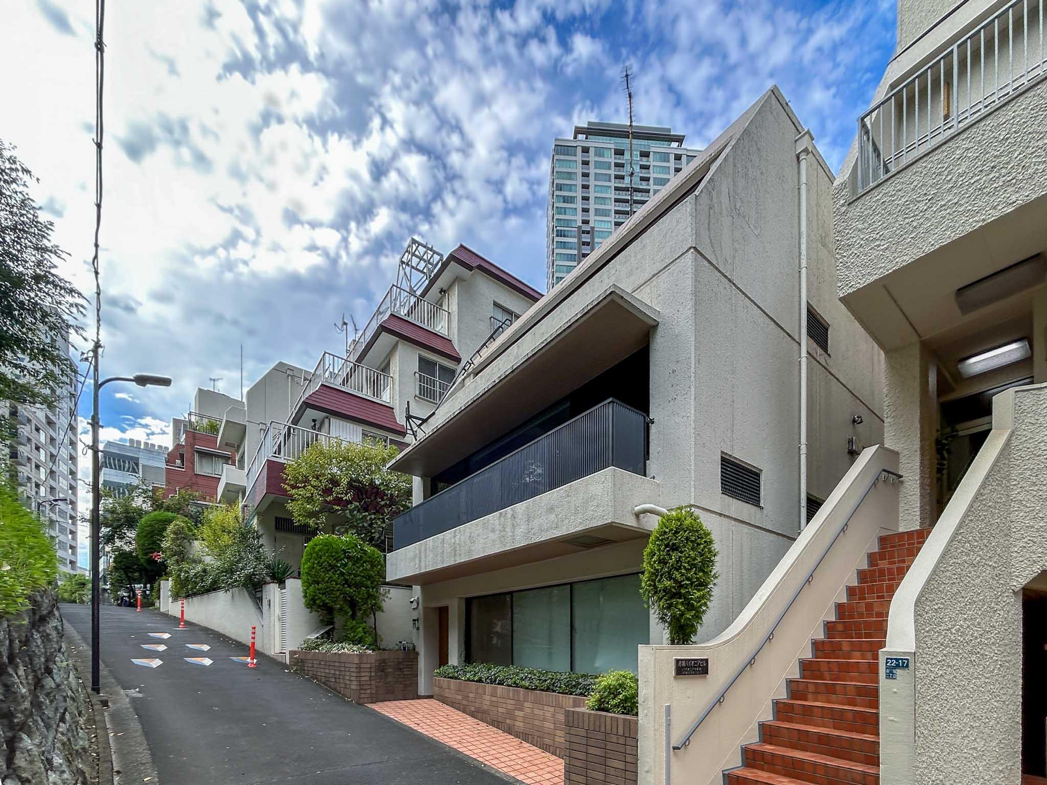 港区赤坂の賃貸物件/別アングルからの外観。近くに高層ビルが建っていないため、低層ビルの割に空が広いです