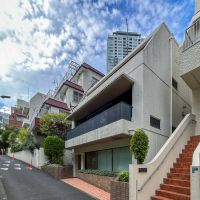 港区赤坂の賃貸物件/別アングルからの外観。近くに高層ビルが建っていないため、低層ビルの割に空が広いです