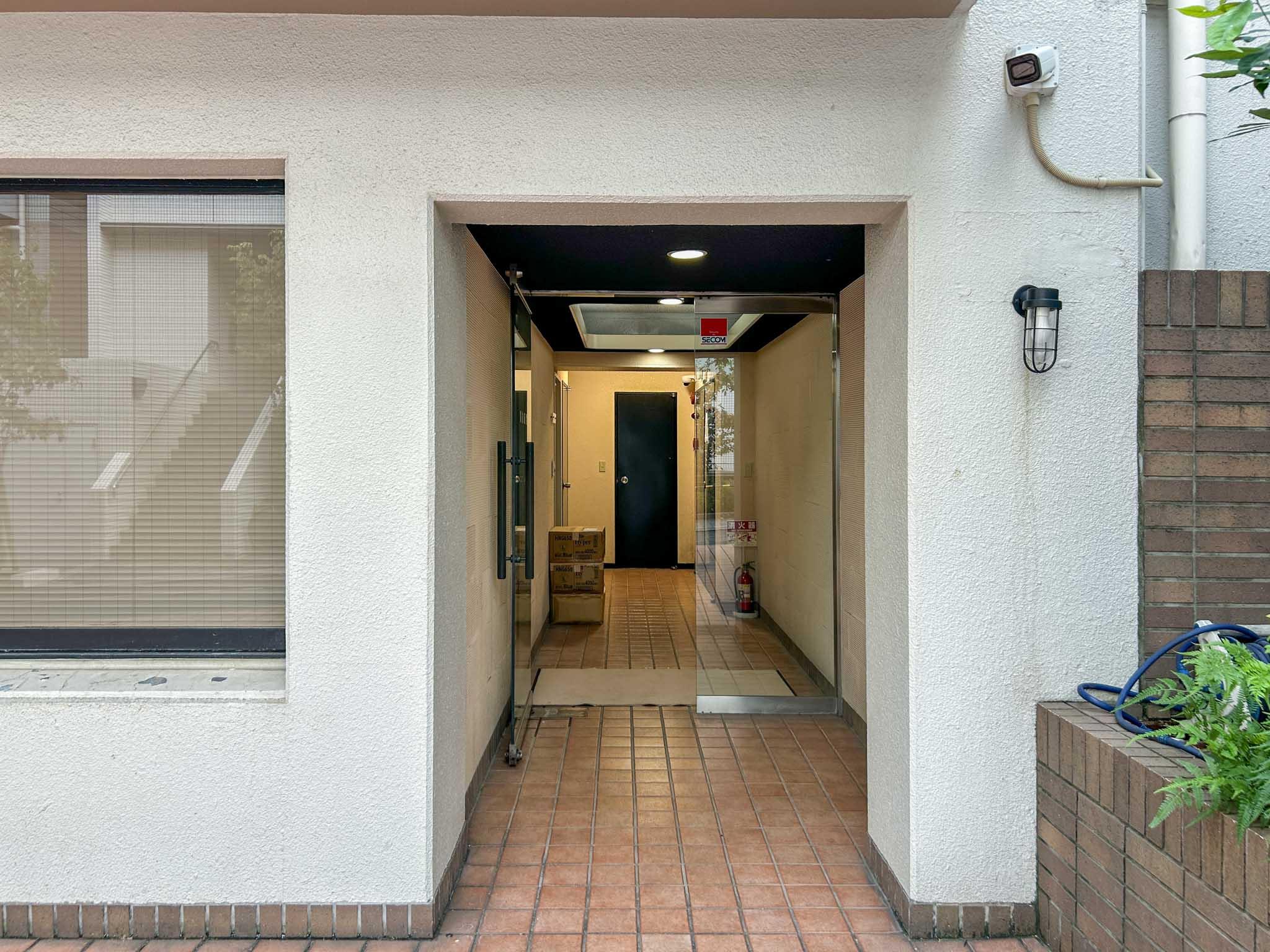 港区赤坂の賃貸物件/北側のエントランス。こちらから入ると4階層分の階段を上り下りする必要がある