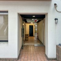 港区赤坂の賃貸物件/北側のエントランス。こちらから入ると4階層分の階段を上り下りする必要がある