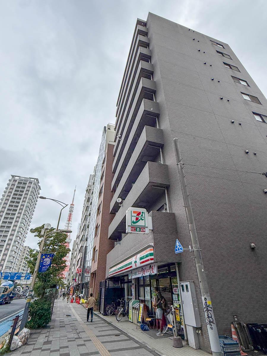 港区芝の賃貸物件/外観。1階にはコンビニ。通りの先には東京タワー