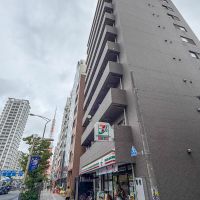 港区芝の賃貸物件/外観。1階にはコンビニ。通りの先には東京タワー