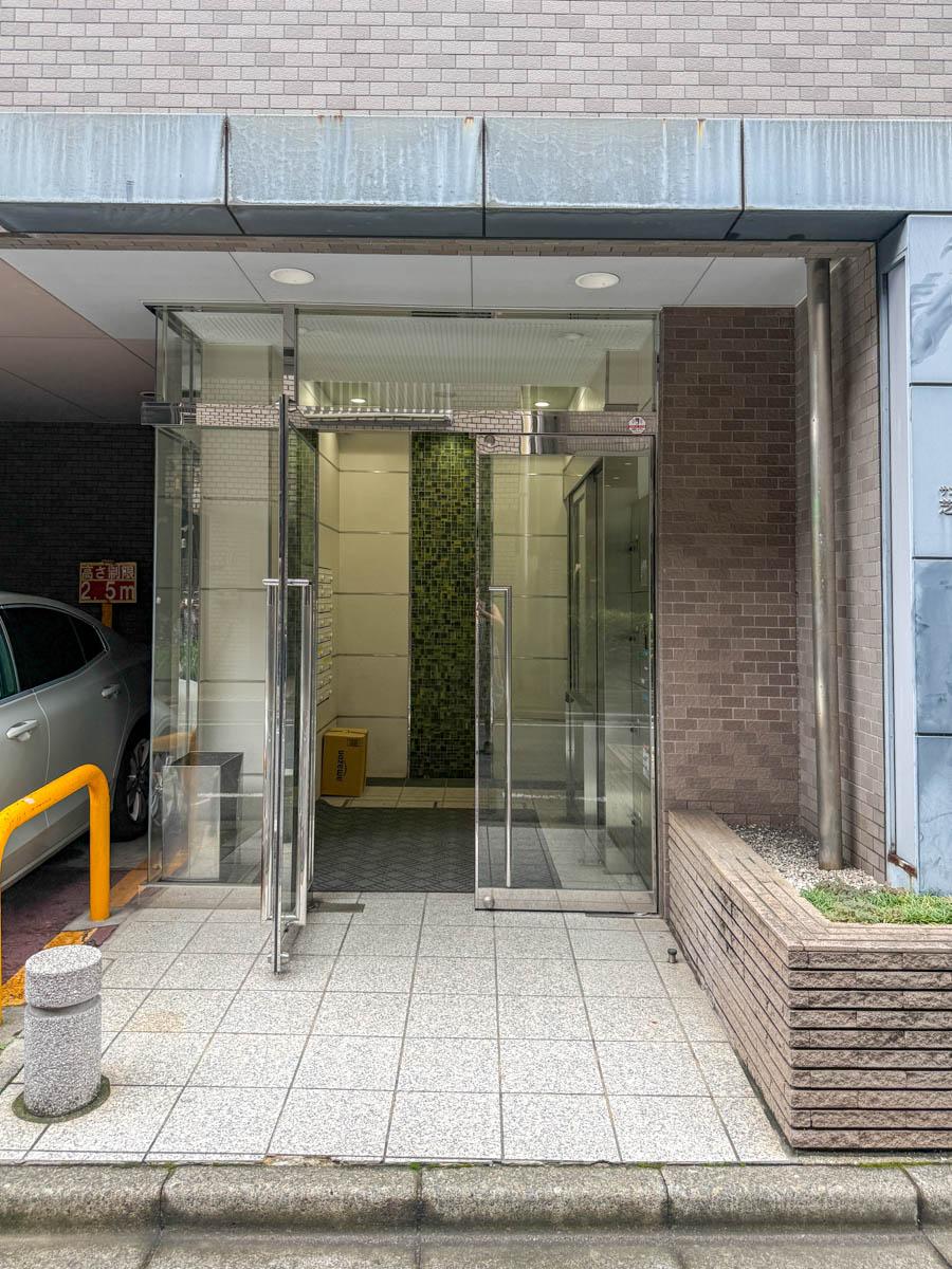 港区芝の賃貸物件/エントランスは大通りとは反対側
