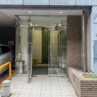 港区芝の賃貸物件/エントランスは大通りとは反対側