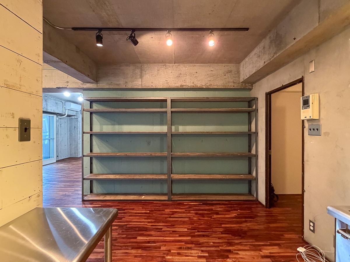 港区芝浦の賃貸物件/古材で作られた棚が備え付けられています