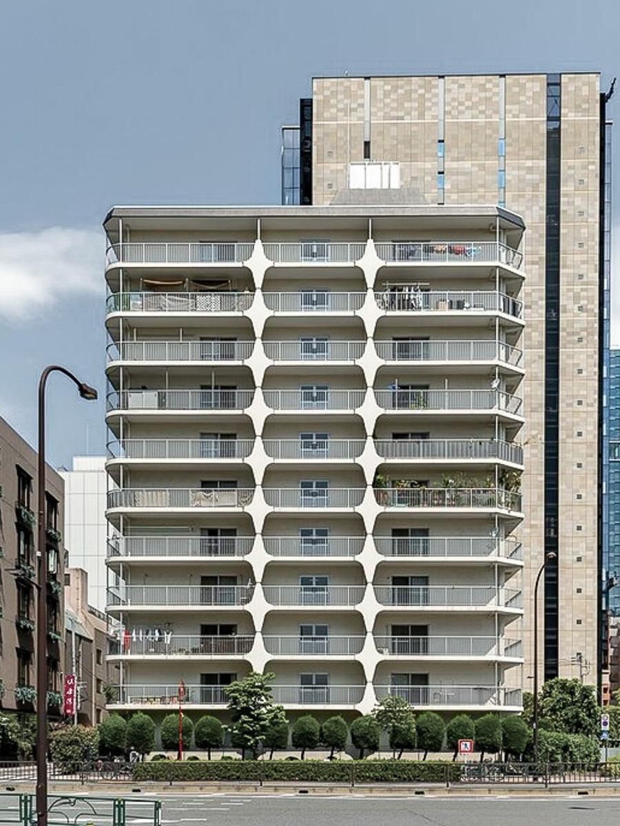 港区芝浦の賃貸物件/建物はどっしりとした風貌。幾何学的なつくりが格好良い