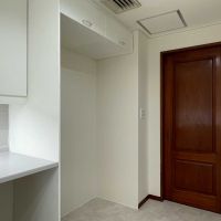 新宿区四谷坂町の賃貸物件/キッチンの奥には冷蔵庫やその他の家電を配置するスペースと、反対側に洗濯機置き場があります
