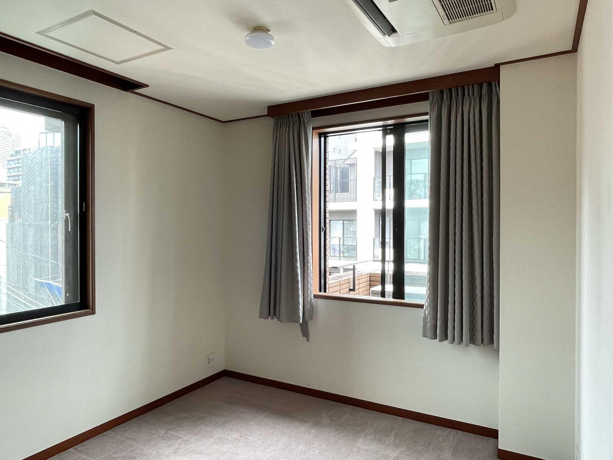 新宿区四谷坂町の賃貸物件/洋室①（6畳）：エアコンは天井にすっきりと納まっています