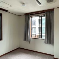 新宿区四谷坂町の賃貸物件/洋室①（6畳）：エアコンは天井にすっきりと納まっています