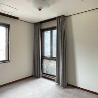 新宿区四谷坂町の賃貸物件/洋室②（7畳）：バルコニーはありますが、室外機が設置されているのみで、実際に外へ出られるスペースではありません