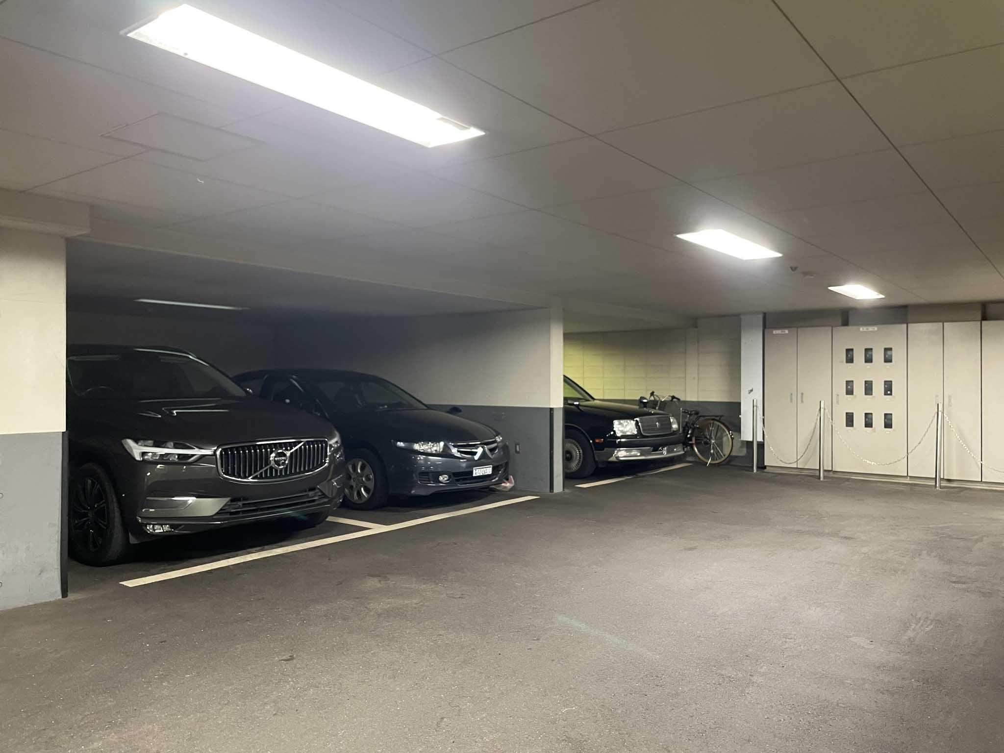 新宿区四谷坂町の賃貸物件/駐車場も1台分付いてきます。背の高い大型の車も駐車可能です