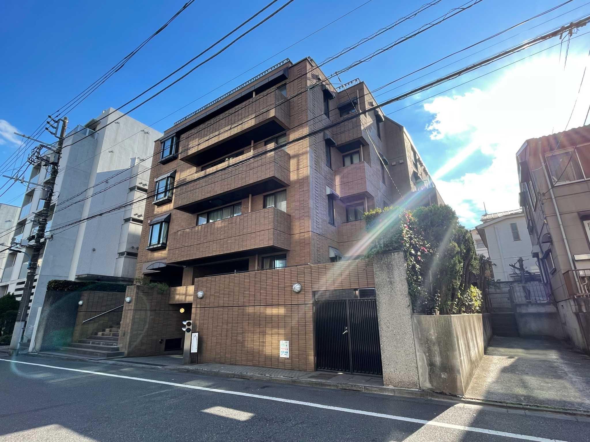 新宿区四谷坂町の賃貸物件/外観をエントランス側（南側）から