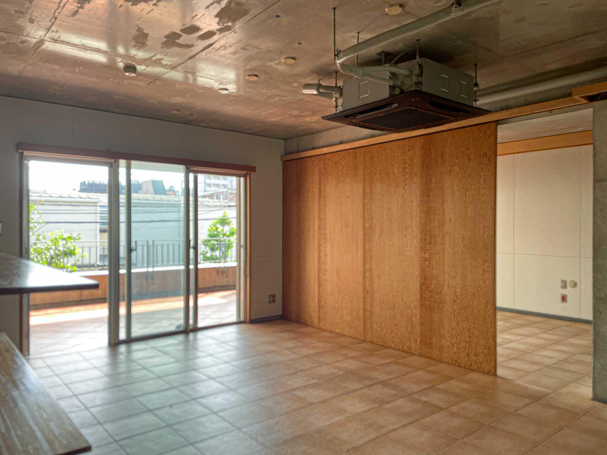 板橋区東新町の賃貸物件/贅沢にテラコッタタイルが居室全体に敷かれた広々空間