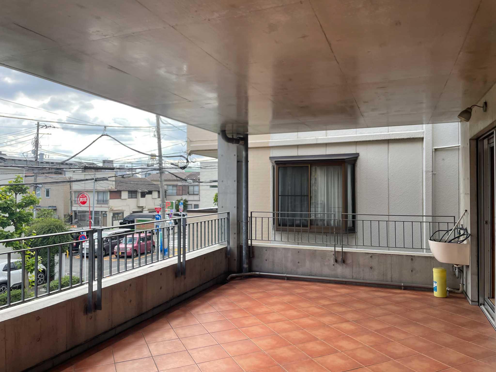 板橋区東新町の賃貸物件/部屋の前には17.1畳の広々としたベランダ。のんびりと過ごせます