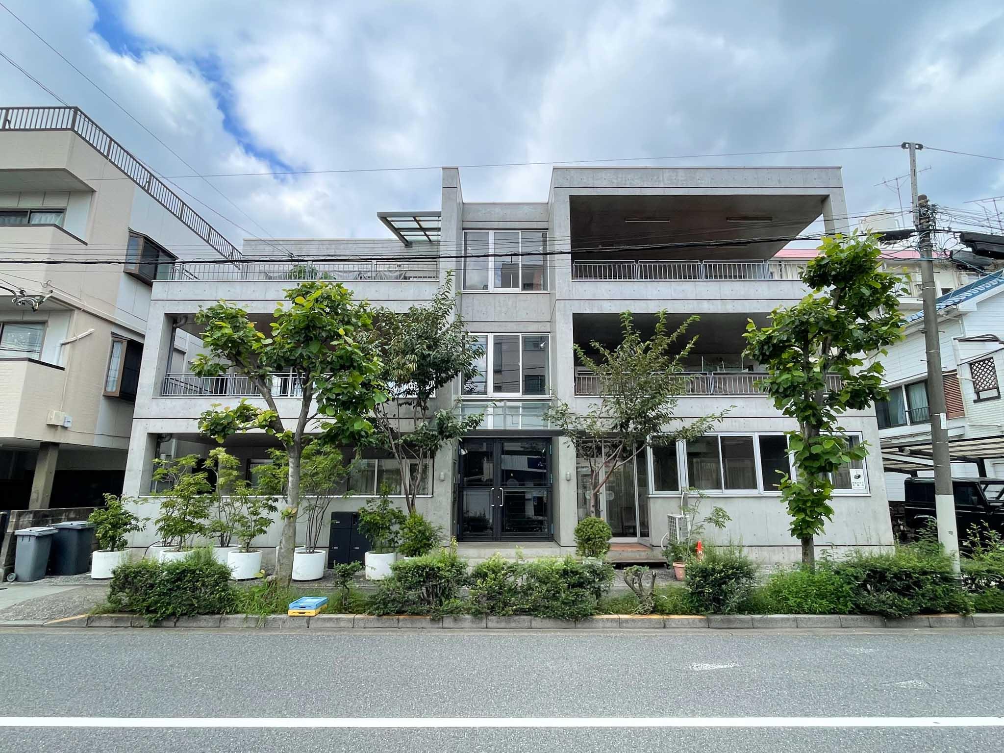 板橋区東新町の賃貸物件/全部で6区画のマンション。それぞれの区画に大きなベランダ・バルコニーが用意されています