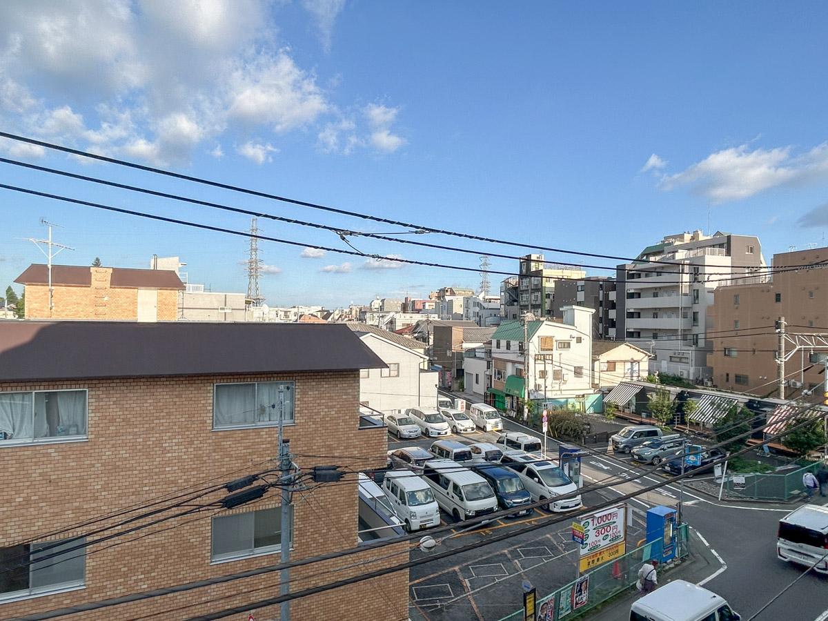 練馬区関町北の賃貸物件/ベランダからの眺め。右手に線路があります