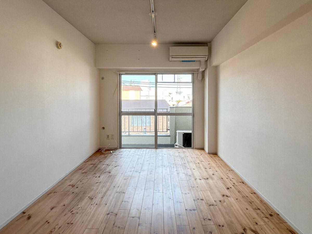 練馬区関町北の賃貸物件/リビング。さらっとした足触りの無垢材フローリングの床が特徴的