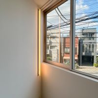 中野区新井の賃貸物件/窓辺にはシャープな照明