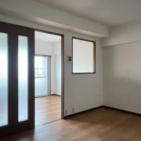 目黒区上目黒の賃貸物件/リビング：南側からふんわり光が届きます。でもそこまで明るくないので、日中でも照明はON