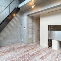 豊島区目白の賃貸物件/１階別角度から。階段が占有する面積が少ないため、メゾネットながらもスペースを広く使うことができます
