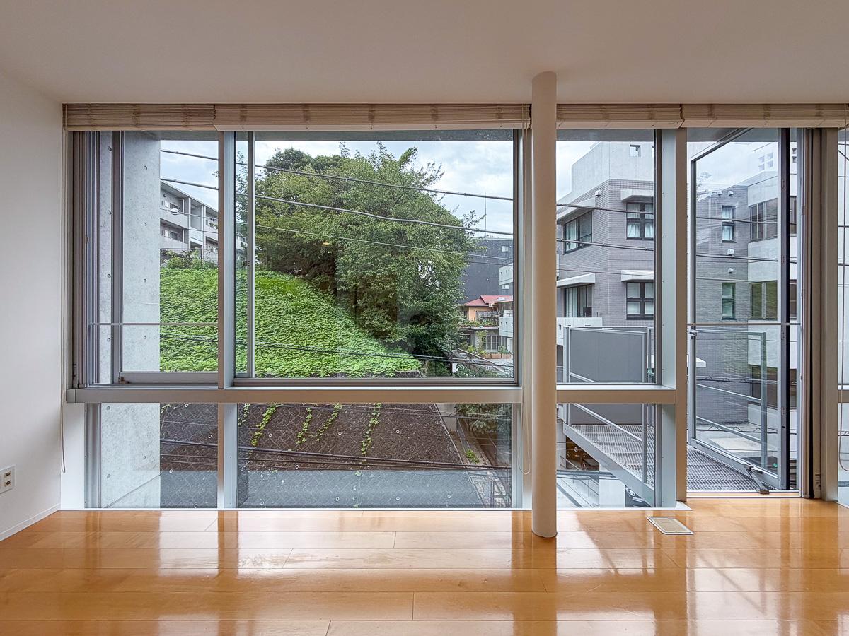渋谷区元代々木町の賃貸物件/窓の奥には緑がチラッと