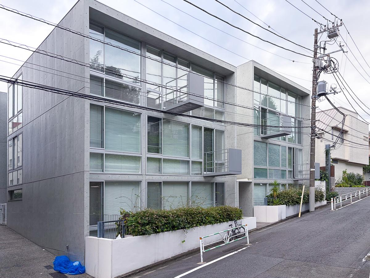 渋谷区元代々木町の賃貸物件/ガラスのファサードが目を惹く外観