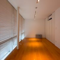 渋谷区元代々木町の賃貸物件/5つのブラインドで窓一面を覆っているので、部分ごとに自由に調節できます
