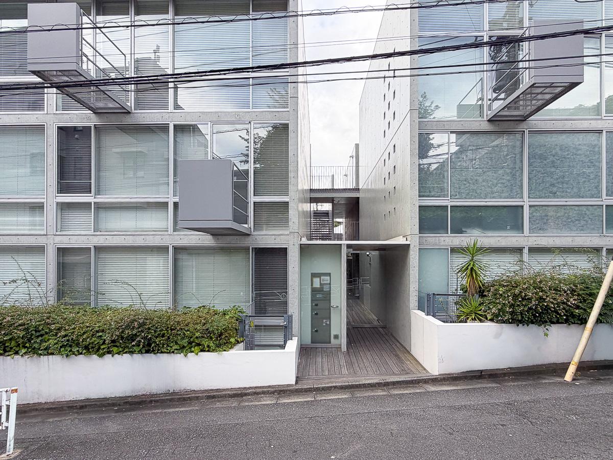 渋谷区元代々木町の賃貸物件/建物を目の前から見る