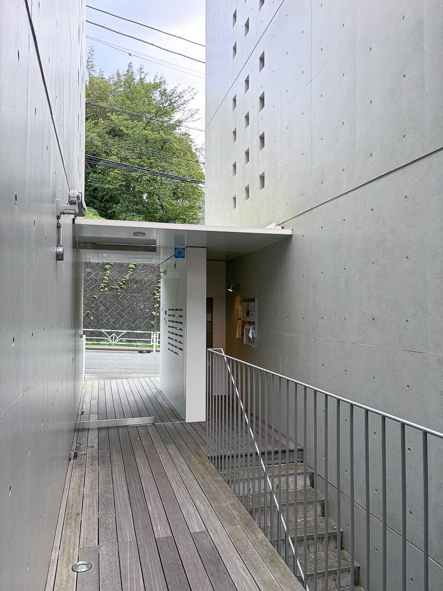 渋谷区元代々木町の賃貸物件/エントランスはオートロック