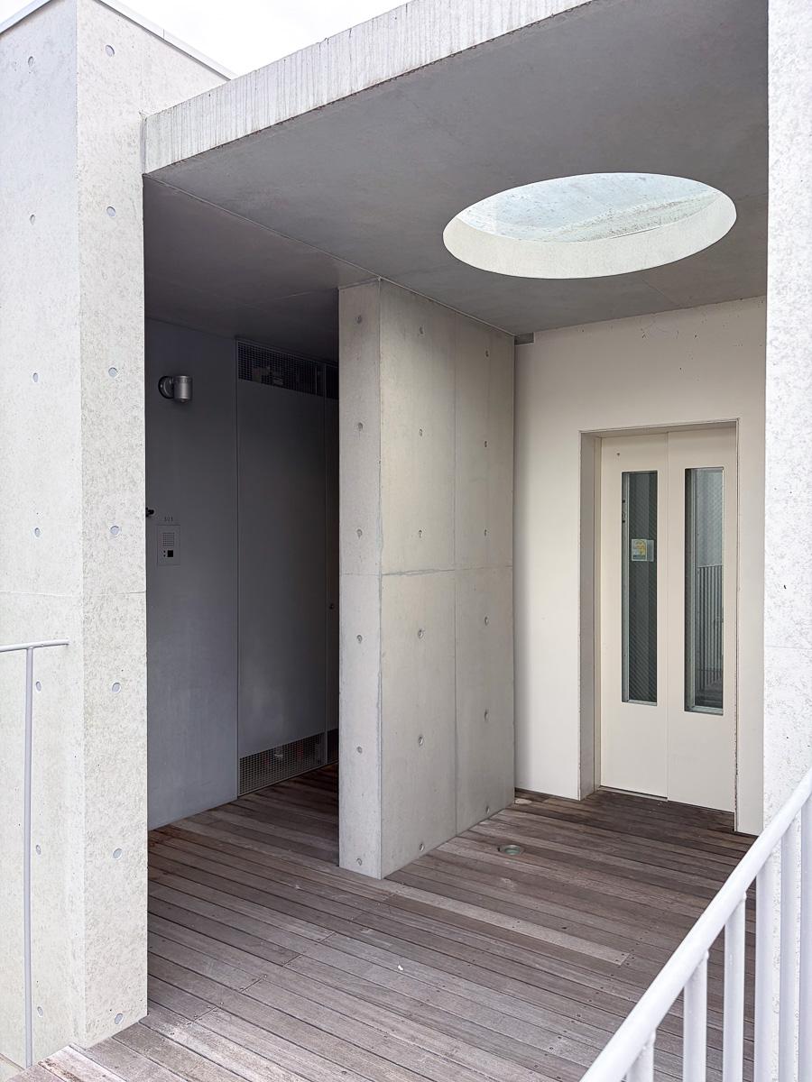 渋谷区元代々木町の賃貸物件/部屋はエレベーターを降りてすぐ右手