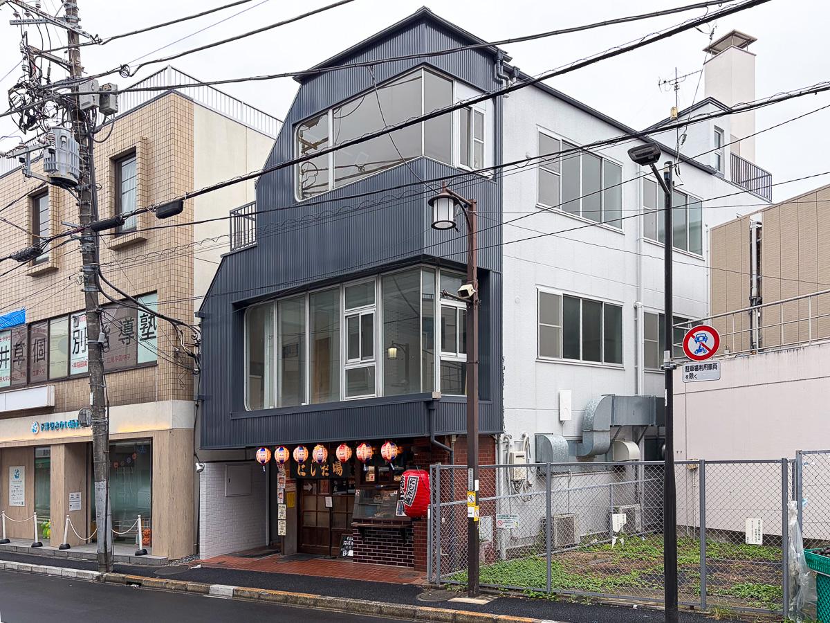 杉並区下井草の賃貸物件/大きなL字窓が目を引く外観。現在は隣が空き地となっていて、光がよく差し込みます