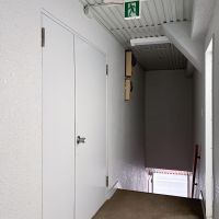 杉並区下井草の賃貸物件/入り口は、階段を上がってすぐ脇