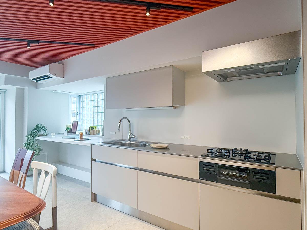 墨田区江東橋の賃貸物件/白いシンプルなキッチンが部屋に馴染む。新しく交換されたばかりなので、きれい