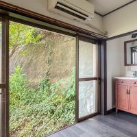 横浜市港北区日吉の賃貸物件/リビングの窓際に洗面台があるレイアウト