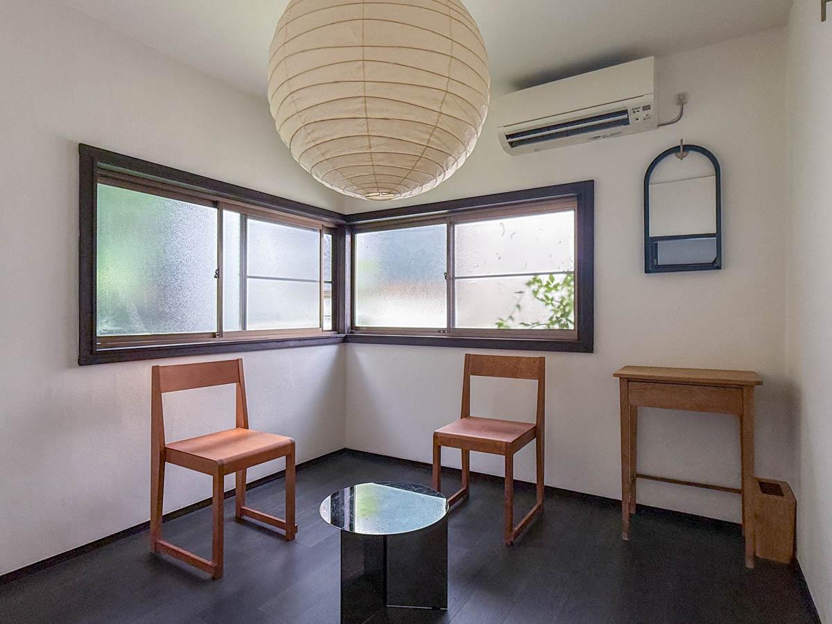 横浜市港北区日吉の賃貸物件/洋室は待合室に使われていました。こちらの家具や照明も現在の借主さんから買い取ることもできるようです