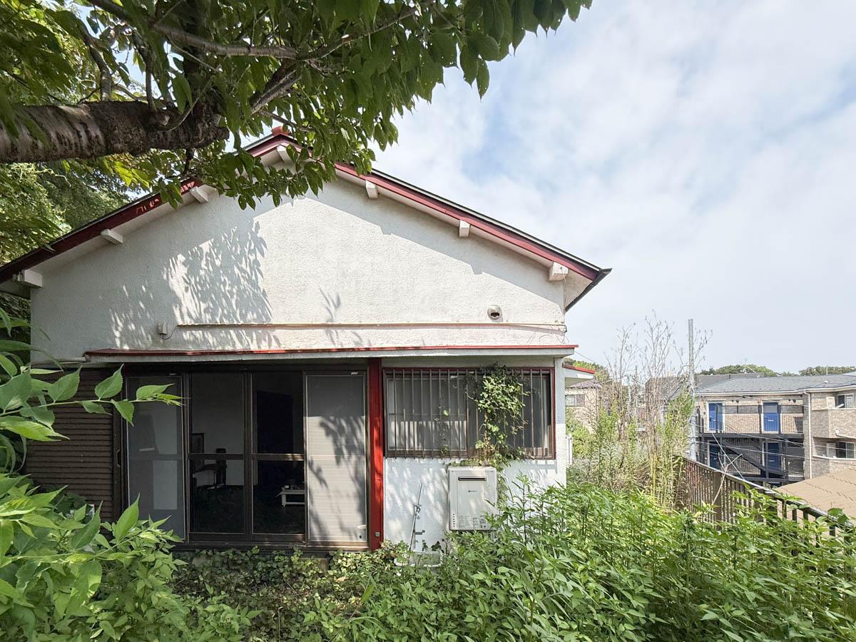 横浜市港北区日吉の賃貸物件/広い敷地の中に、ポツンと建つ素朴な雰囲気の平屋。お庭には桜の木があり、春が楽しみ