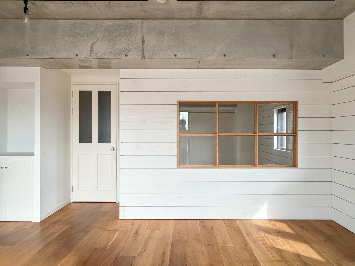 品川区旗の台の賃貸物件/洋室とリビングを隔てる壁にはワイドな窓がついていて、閉塞感を感じさせないつくり