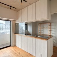 品川区旗の台の賃貸物件/リビングに面したキッチン。パイン材壁面により、存在感があります