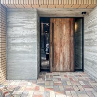 品川区旗の台の賃貸物件/共用部エントランス。アカシアの扉が印象的