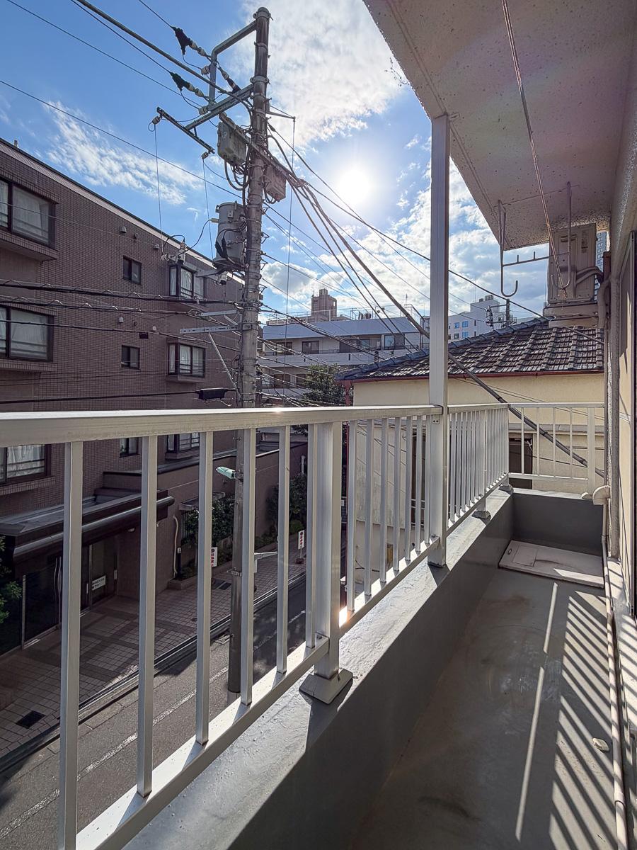 目黒区青葉台の賃貸物件/バルコニーはやや細めですが、趣があります