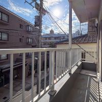 目黒区青葉台の賃貸物件/バルコニーはやや細めですが、趣があります