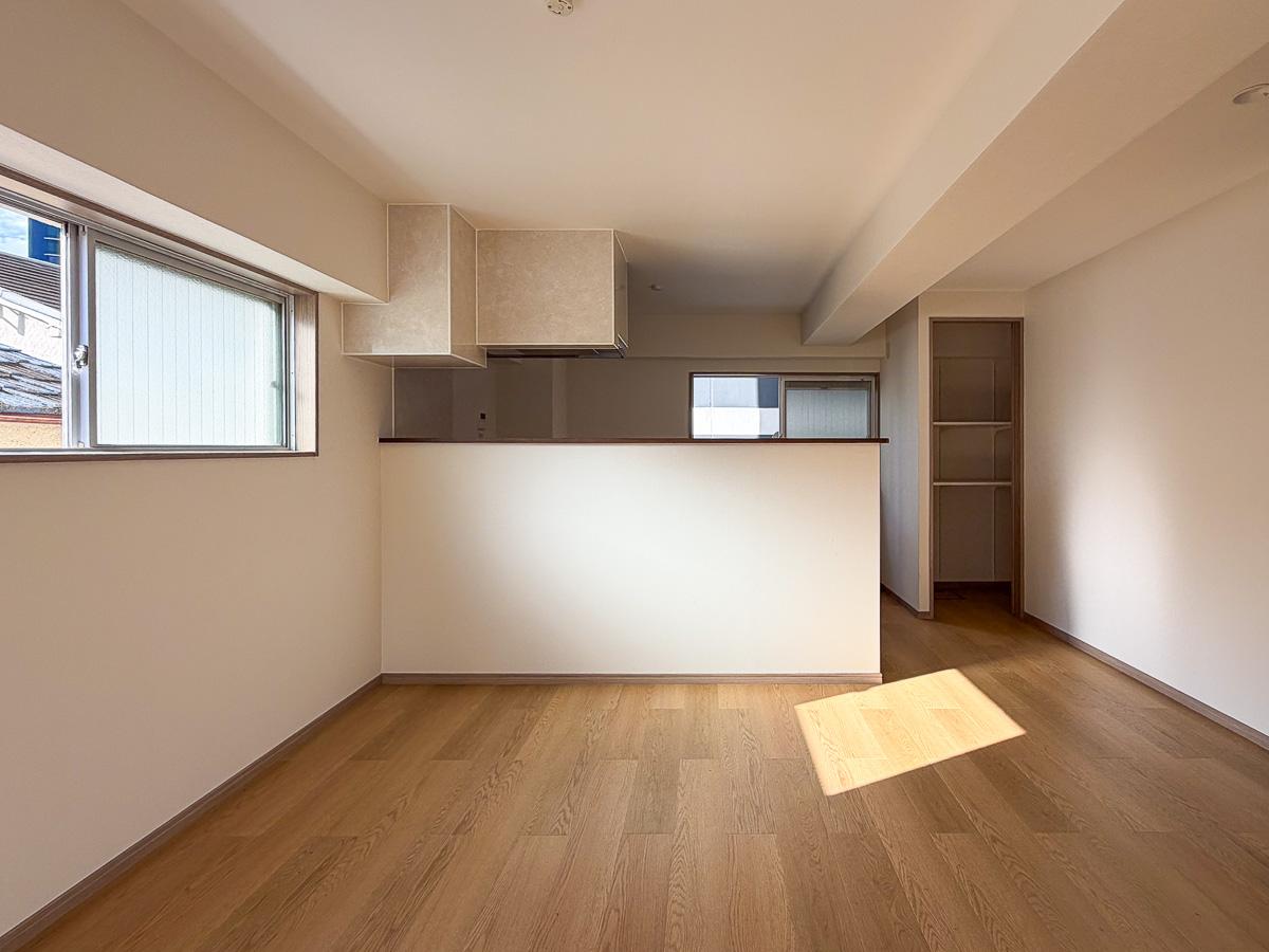 目黒区青葉台の賃貸物件/キッチン側を見る