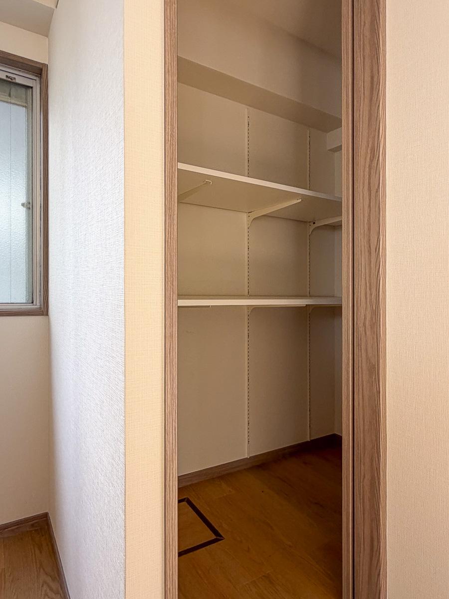 目黒区青葉台の賃貸物件/キッチン横にはパントリーも