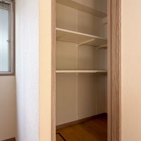 目黒区青葉台の賃貸物件/キッチン横にはパントリーも