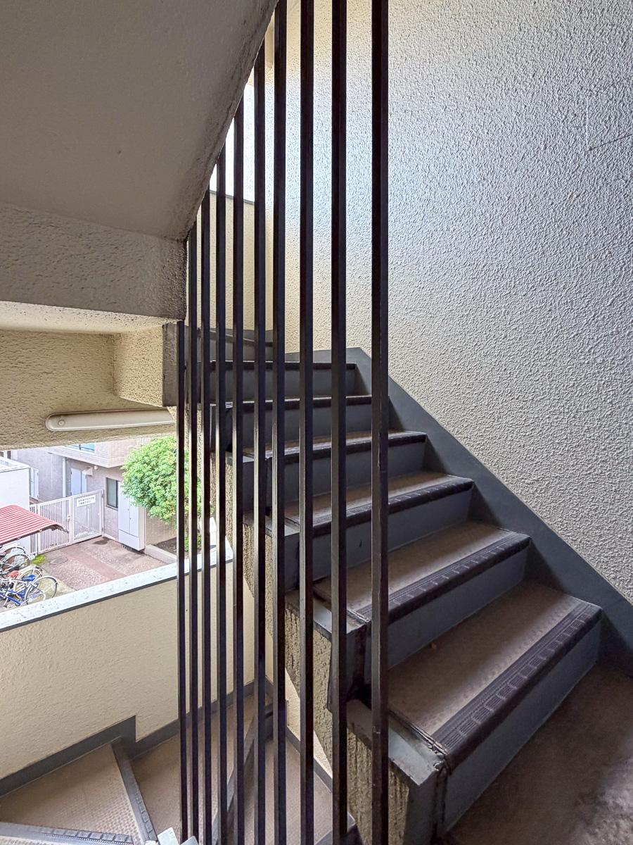 目黒区青葉台の賃貸物件/階段
