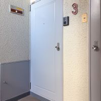 目黒区青葉台の賃貸物件/玄関ドアもレトロな雰囲気