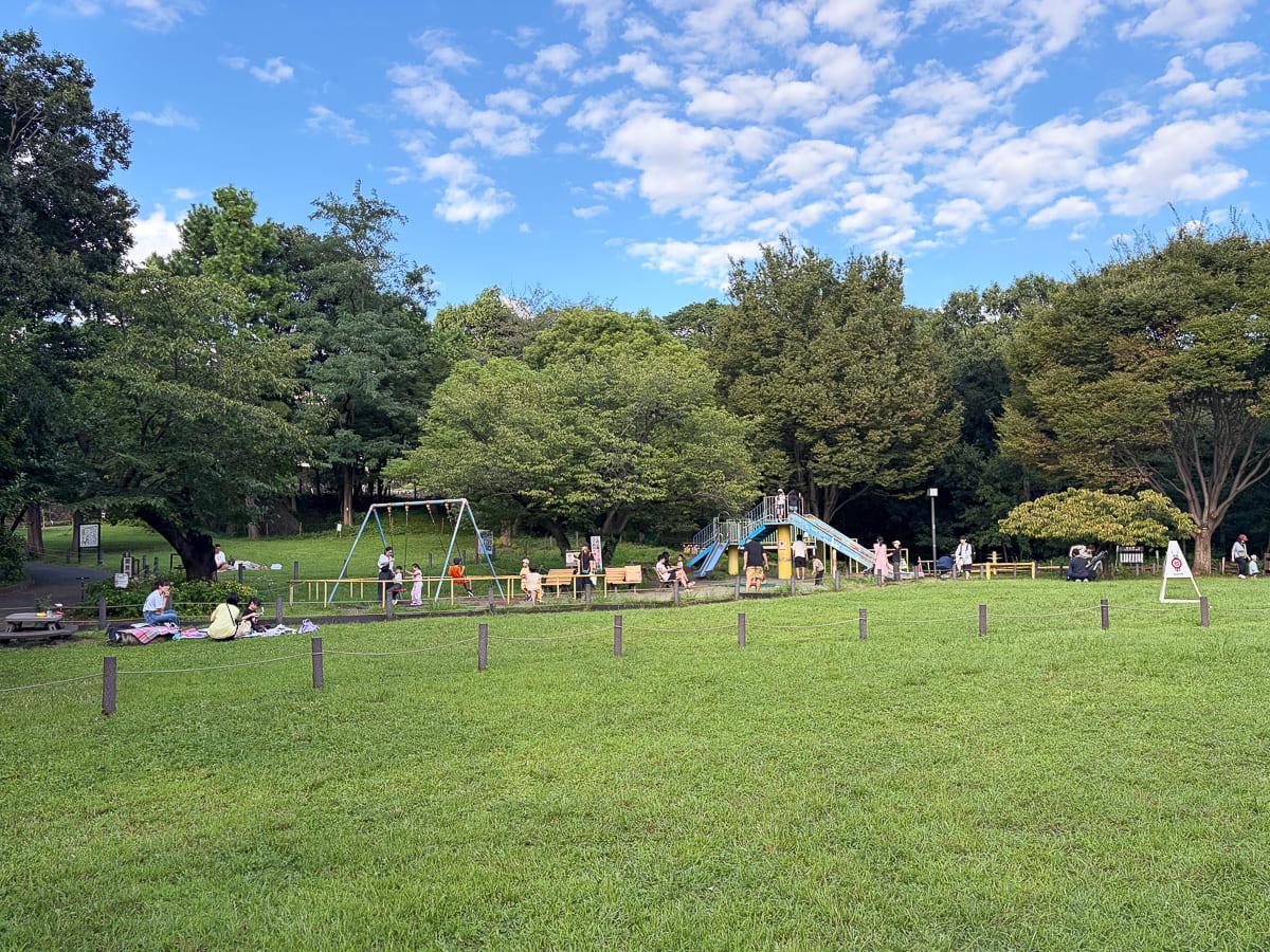 目黒区青葉台の賃貸物件/歩いて1分のところには、緑豊かな菅刈公園。休日はカップルやファミリーで賑わっています