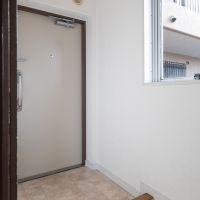 練馬区南田中の賃貸物件/玄関先にも窓があり明るいです